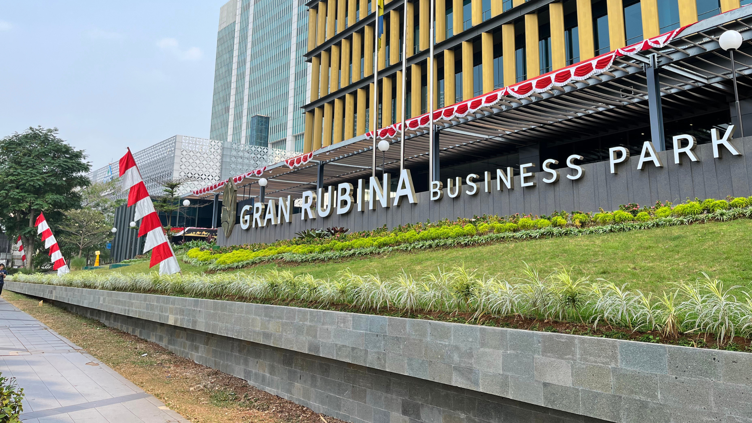 Gran Rubina Business Park main entrance and landscaped lawn.
