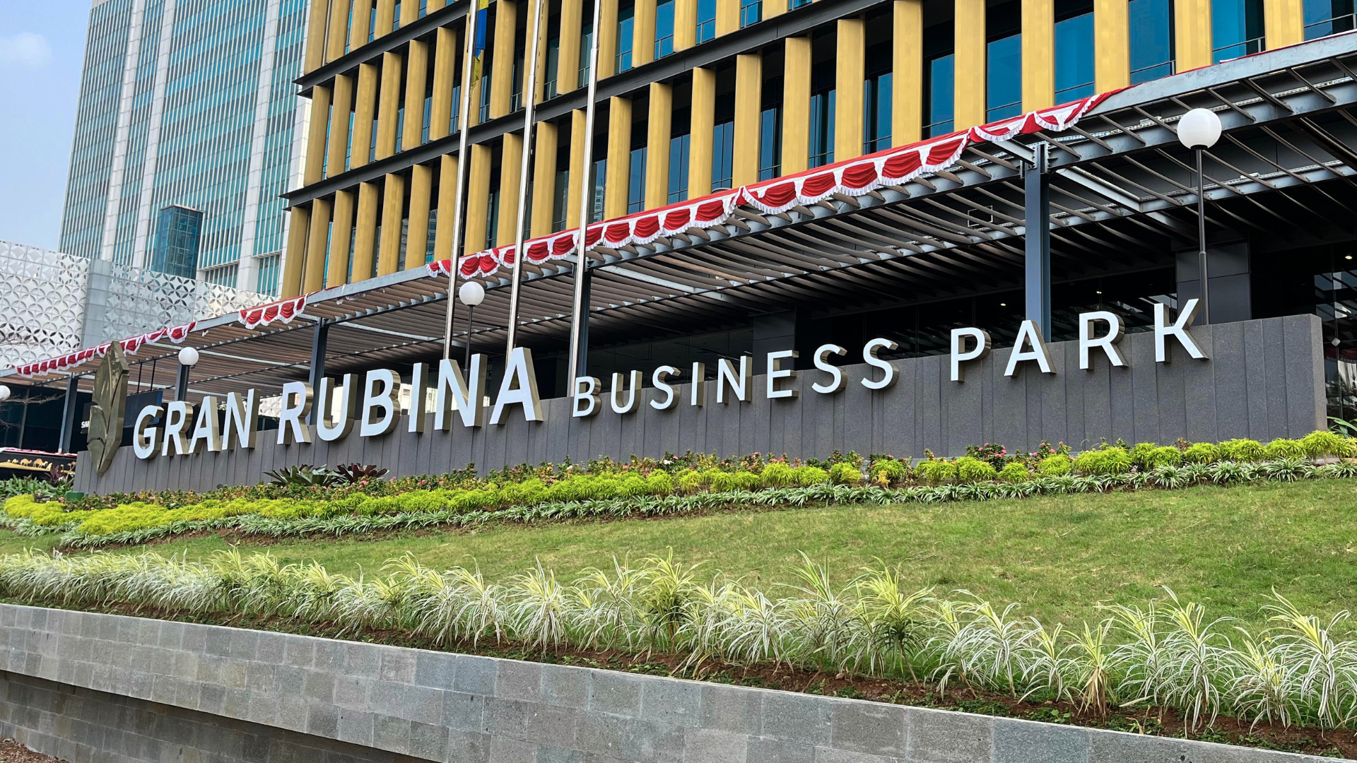 Gran Rubina Business Park entrance sign and layered planting.
